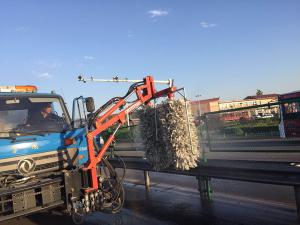 河南都市機械設備有限公司與山西公路局晉中分局聯合研制成功防眩網清洗機